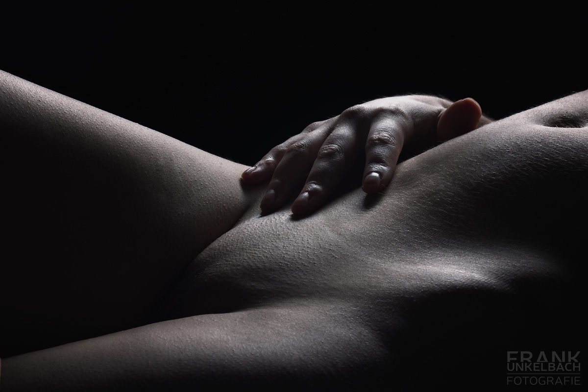 Bodypart-Aufnahme einer Frau mit Ihrer Hand auf dem Venushügel (Akt)